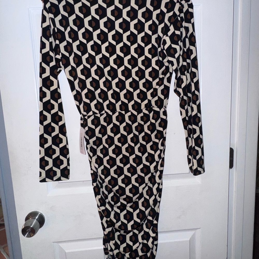 Chic Geometric Print Dress - Picture 3 of 5